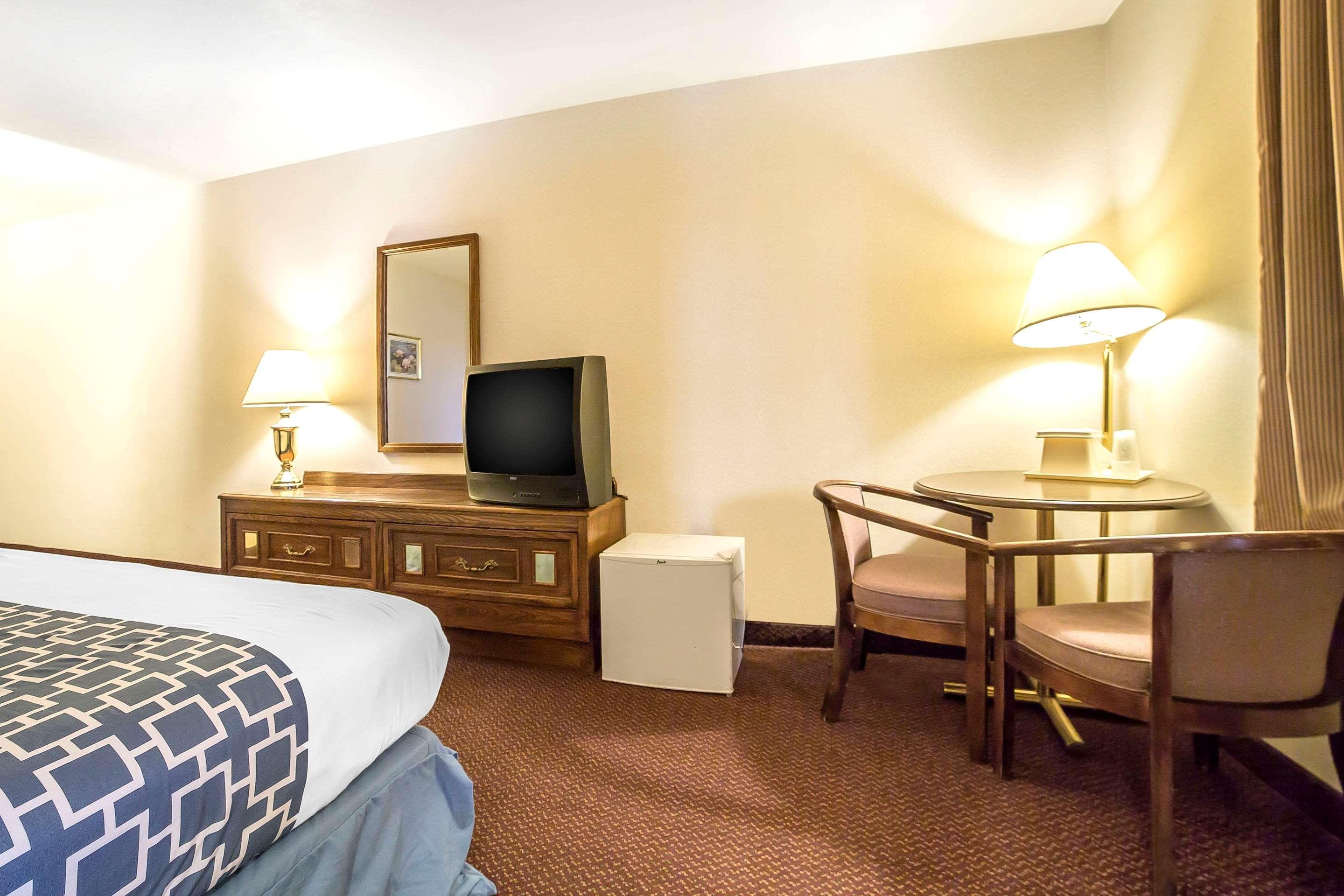 Econo Lodge Inn & Suites Sandy Bagian luar foto