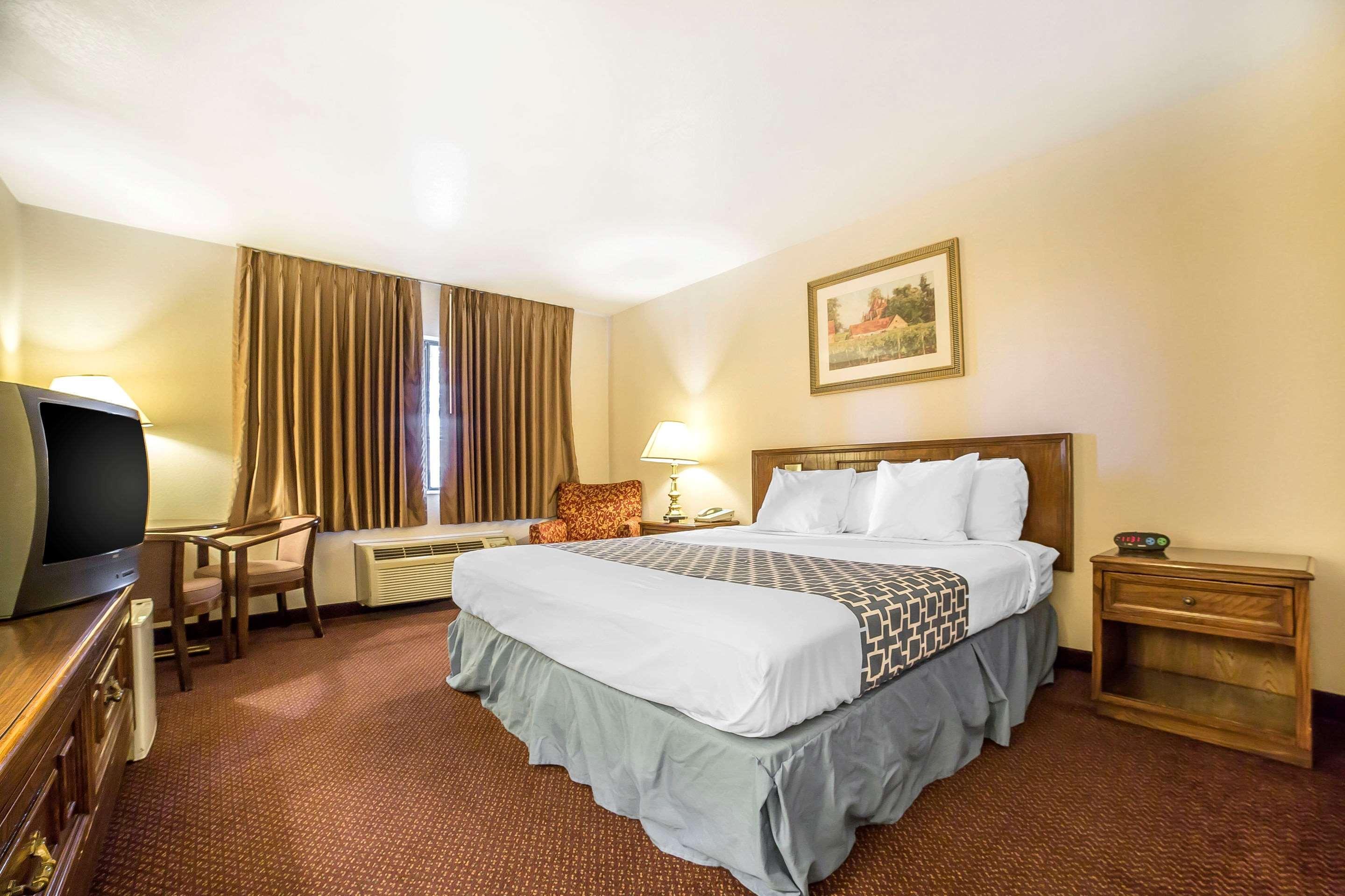 Econo Lodge Inn & Suites Sandy Bagian luar foto