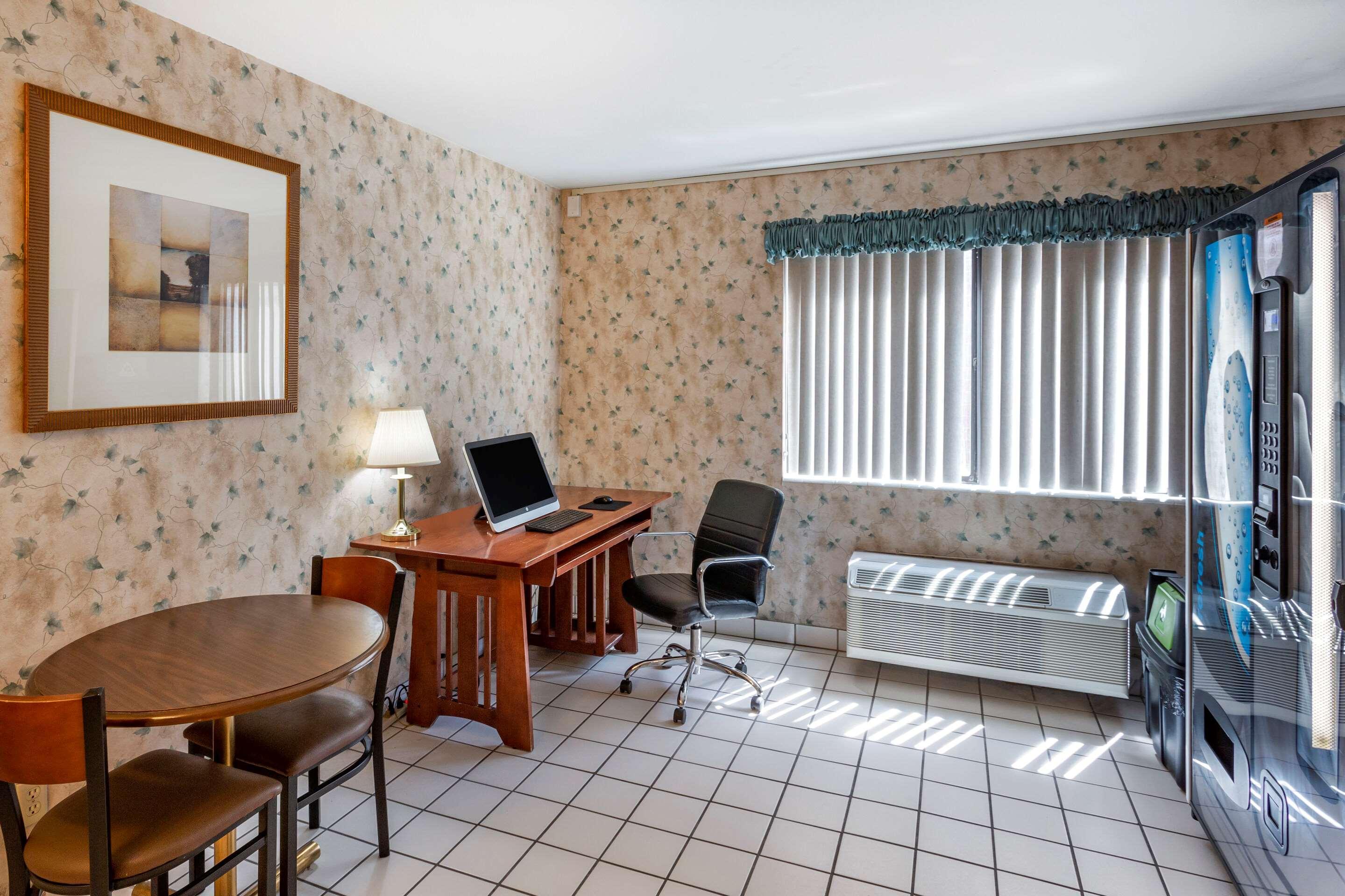 Econo Lodge Inn & Suites Sandy Bagian luar foto