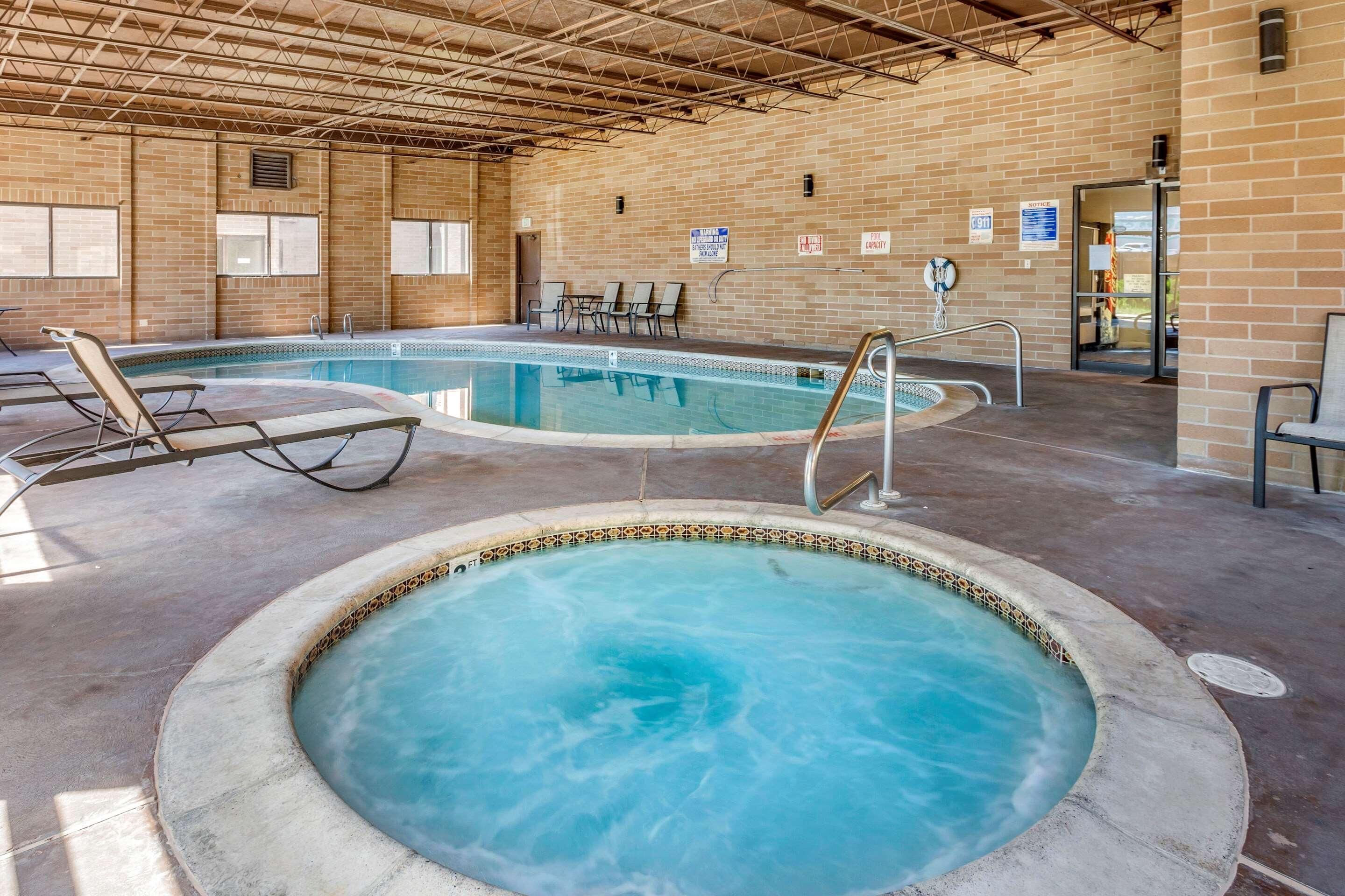 Econo Lodge Inn & Suites Sandy Bagian luar foto